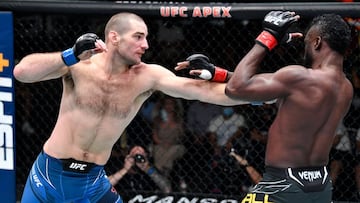 Sean Strickland golpea a Uriah Hall