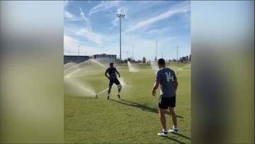 Chicharito y Jona se divierten en el entrenamiento de LA Galaxy