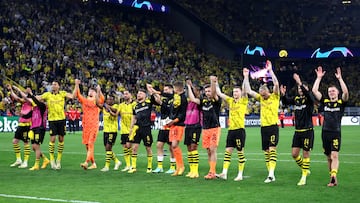 Dortmund (Germany), 01/05/2024.- Dortmund players celebrate with their supporters after winning the UEFA Champions League semi final, 1st leg match between Borussia Dortmund and Paris Saint-Germain in Dortmund, Germany, 01 May 2024. (Liga de Campeones, Alemania, Rusia) EFE/EPA/CHRISTOPHER NEUNDORF
