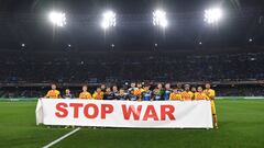 Mensaje contra la guerra. Los jugadores del Nápoles y Barcelona sostienen una pancarta con el texto 'stop war' momentos antes de comenzar el encuentro.