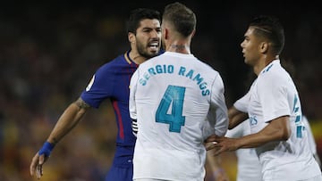 Suárez discute con Ramos y Casemiro en el Clásico.