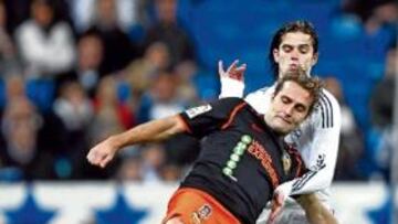 <b>PREOCUPADOS. </b>El Valencia dio la cara en el Bernabéu pero acabó superado por el Real Madrid que, pudo hacer varios goles más.