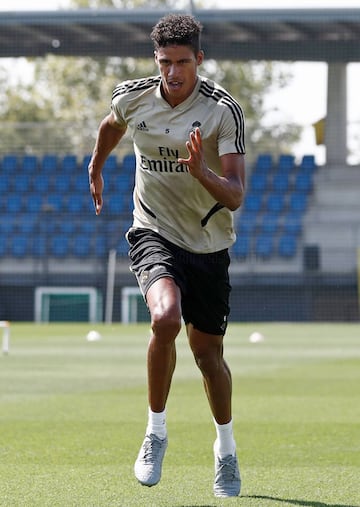 El campeón de Liga ha vuelto a los entrenamientos tras unos días de vacaciones. El equipo entrenó con la mente puesta en el partido de vuelta de la Champions. En la foto, Varane durante el entrenamiento.