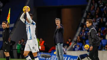 DONOSTI, 02/01/2024.- El entrenador de la Real Sociedad, Imanol Alguacil (C), durante el partido de la jornada 19 de LaLiga EA Sports disputado este martes entre la Real Sociedad y el Deportivo Alav¨¦s en el Reale Arena de Donosti. EFE/Juan Herrero