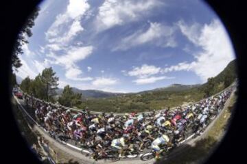 El pelotón durante la vigésima etapa de la Vuelta Ciclista a España, con salida en la localidad de San Lorenzo del Escorial y meta en Cercedilla, con un recorrido de 175,8 kilómetros. 