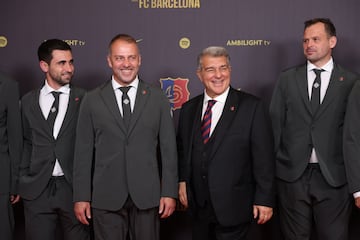 Joan Laporta, presidente del Barcelona, con Hansi Flick, entrenador del primer equipo de fútbol, y su staff técnico en la alfombra roja del gran Teatro del Liceu.