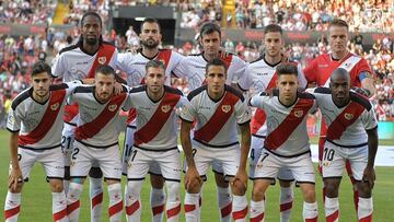 Los jugadores del Rayo Vallecano posan antes de juagr frente al Sevilla.