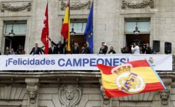 El nuevo Campeón visitó el Ayuntamiento y la sede de la Comunidad de Madrid para ofrecer la Copa del Rey a todos los aficionados. Los jugadores en el balcón de la Comunidad de Madrid. 