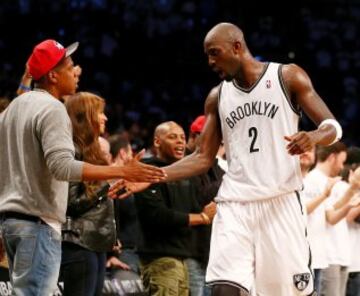 Jay-Z y Beyonce, en el Barclays Center de Brooklyn saludando a Garnett.
