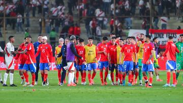 Futbol, Peru vs Chile.
Fecha 11, clasificatorias al Mundial 2026.
El equipo de Chile luego del partido de clasificatorias al mundial de 2026 disputado en el estadio Monumental U, de Lima, Peru.
15/11/2024
Joel Alonzo/Photosport
Football, Peru vs Chile
11th turn, World Cup 2026 qualifiers.
ChileÕs team after 2026 World Cup qualifier match at the Monumental U stadium in Lima, Peru.
15/11/2024
Joel Alonzo/Photosport