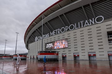 El aviso de la AEMET de alerta roja por previsión de lluvias torrenciales en Madrid obligó a suspender el encuentro entre el Atlético de Madrid y el Sevilla. Descubre en esta galería cómo se encuentra las inmediaciones del estadio.