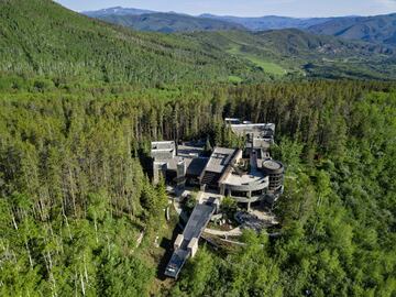 Situado en el remoto valle de Vail, entre las pistas de esquí de Beaver Creek y el Vail Mountain Club, este lugar es el sitio ideal para escapar de la urbe y poder conectar con la más salvaje naturaleza sin perder ningún tipo de comodidad. Relax, conexión