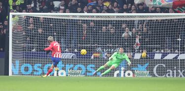 3-1. Antoine Griezmann lanza con potencia y arriba. Soria adivina el tiro, toca el balón con la mano derecha, pero no puede evitar que se cuele por el lado izquierdo de su portería.