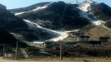 <b>ESPECTACULAR. </b>En esta foto tomada ayer se ve la estación de Valgrande-Pajares. Desde el Brañillín se accede a la pista de tierra que sube a Cuitu Negro (antenas de la cima).