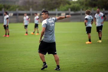 Claudio Maldonado comandando uno de los entrenamientos de Vasco da Gama.