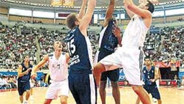 <b>DESNIVEL. </b>Felipe Reyes lanza ante De Miguel. Los pívots madridistas fueron superiores a los del Etosa.