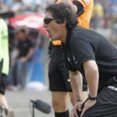 Salas firmaría este martes en la UC en medio de una polémica