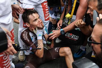 Bardet celebrando la victoria tras cruzar la línea de meta.