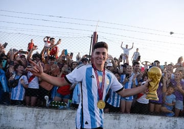 Julin Alvarez con la Copa del Mundo en Calchn.