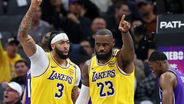 Anthony Davis y LeBron James, jugadores de Los Angeles Lakers, ante Sacramento Kings.