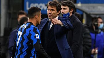 Inter Milan&#039;s Italian coach Antonio Conte (C) congratulates Inter Milan&#039;s Chilean forward Alexis Sanchez at the end of during the Italian Serie A football match Inter Milan vs Sassuolo on April 7, 2021 at the San Siro stadium in Milan. (Photo by Isabella BONOTTO / AFP)