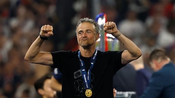 Luis Enrique celebra el título de Champions conseguido tras vencer al Inter de Milán en la final.