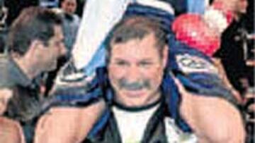 Tello, con Carrera a hombros.