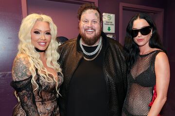 Bunnie XO, Jelly Roll y Katy Perry durante los premios iHeartRadio Music Awards 2024 celebrados en el Dolby Theatre de Los Ángeles.