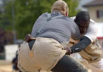 Un oponente levanta al luchador senegalés Dieylani Pouye durante una pelea, en un torneo de clasificación en Romont. Pouye intentará clasificarse para el evento de lucha libre de Swiss Alpine Festival Federal de este año, el deporte más antiguo de Suiza