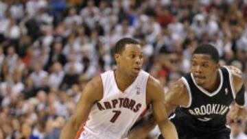Kyle Lowry (i) es marcado por Joe Johnson (d).