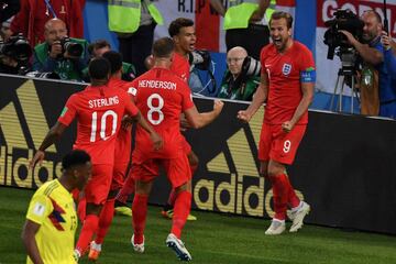 0-1. Harry Kane celebró el primer gol marcado de penalti.