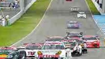 <b>EN MARCHA. </b>Salida de la primera manga del Campeonato de España de GT disputada ayer en Jerez.