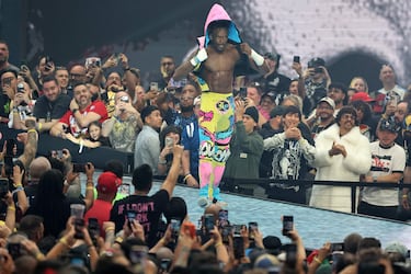 Je’Von Evans es presentado antes del combate de escaleras por el Campeonato Intercontinental frente a Penta, Rey Mysterio, Dragon Lee, Rusev y JD McDonagh durante WrestleMania 42, en el Allegiant Stadium de Las Vegas.
