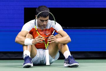 Carlos Alcaraz llega a las primeras semifinales de Grand Slam de su carrera, tras vencer en un histórico partido de cuartos frente a Jannik Sinner. El partido ha acabado 6-3, 6-7(7), 6-7(0), 7-5, 6-3.