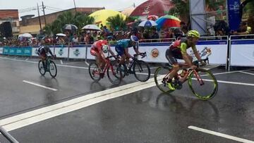 Jakub Marezcko celebra su victoria en la séptima etapa del Tour de Langkawi.