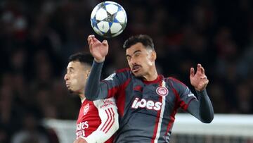 LONDON (United Kingdom), 01/10/2025.- Olympiakos' Dani Garcia (R) in action against Arsenal's Gabriel Martinelli (L) during the UEFA Champions League league phase match between Arsenal and Olympiacos in London, Great Britain, 01 October 2025. (Liga de Campeones, Gran Bretaña, Reino Unido, Londres) EFE/EPA/NEIL HALL