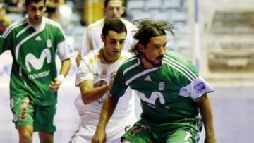 Bacaro conduce el balón.