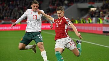 Budapest (Hungary), 27/03/2023.- Milos Kerkez (R) of Hungary kicks the ball next to Yoan Stoyanov of Bulgaria during soccer European Championship qualifying Group G second round match between Hungary and Bulgaria, in Budapest, Hungary, 27 March 2023. (Hungría) EFE/EPA/Zsolt Czegledi HUNGARY OUT
