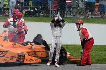 Alonso termina su primera participación en la Indy 500 rompiendo su motor Honda a falta de 30 vueltas y cuando tenía opción de victoria. 