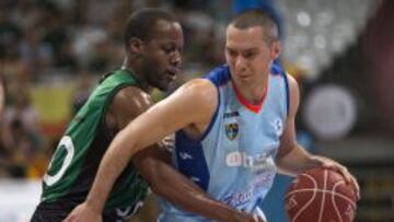 Javi Salgado bota ante el base estadounidense del Joventut Demond Mallet.