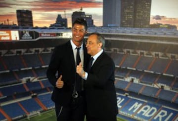 Real Madrid's Cristiano Ronaldo (R) poses beside club president Florentino Perez after a ceremony at Santiago Bernabeu stadium.