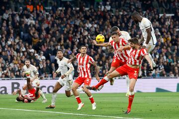 El balón da en el brazo del jugador del Almería tras el cabezado de Joselu. 