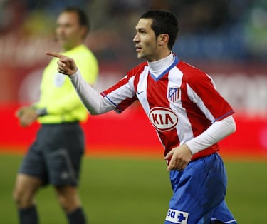 Mito en el Liverpool, el jugador catalán vivió dos etapas en el Atlético. La primera de ellas (2002-03) formando ataque con Torres, Javi Moreno, José Mari y compañía en el regreso del club a la máxima categoría. Dejó grandes sensaciones, un jugador con descaro, desborde, gol y que gustó mucho en el Vicente Calderón. Sin embargo, el Barcelona se había guardado una opción de recompra en la operación de traspaso y decidió ejercerla tras los nueve goles de Luis García. De blaugrana no triunfaría, pero sí en el Liverpool donde fue capital para levantar la Champions con aquella remontada espectacular ante el Milan. De Inglaterra regresaría a España en 2007 para volver a jugar en el Atlético mientras Torres hacía el camino inverso. En sus dos temporadas de regreso no tuvo el impacto esperado, aunque dejó un buen puñado de goles antes de marcharse al Racing.  