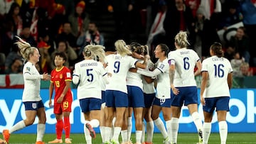 Adelaide (Australia), 01/08/2023.- Alessia Russo of England (hidden) is celebrated after scoring the 0-1 opening goal during the FIFA Women's World Cup 2023 group D soccer match between China and England in Adelaide, Australia, 01 August 2023. (Mundial de Fútbol, Adelaida) EFE/EPA/MATT TURNER AUSTRALIA AND NEW ZEALAND OUT EDITORIAL USE ONLY
