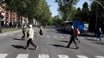 Imagen de varias personas cruzando un paso de peatones en las calles de Madrid.