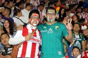 La afición convive sanamente en el Estadio León.

