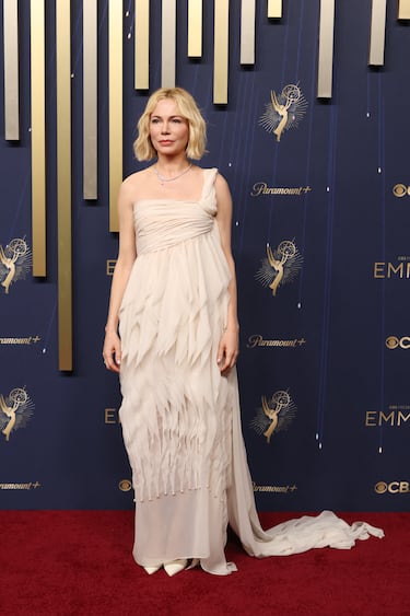 Michelle Williams posa en la alfombra roja de los Premios Emmy 2025 celebrados en California.
