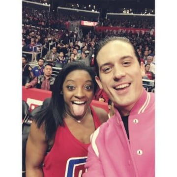 Simone Biles en el Staples Center durante el partido que enfrentó a Los Angeles Clippers y a Golden State Warriors.