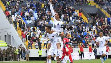 Futbol, Everton vs Colo Colo. Cuartos de final Copa Chile 2019. El jugador de Colo Colo Carlo Villanueva, centro, celebra con sus compaeros su gol contra Everton durante el partido valido por cuartos de final de la Copa Chile 2019 disputado en el estadio Sausalito de Via Del Mar, Chile. 12/10/2019 Sebastian Cisternas/Photosport Football, Everton vs Colo Colo. Quarter finals Copa Chile championship 2019. Colo Colo's player Carlo Villanueva celebrate with teammates scoring against Everton during the quarter finals of Copa Chile football match held at the Sausalito stadium in Via Del Mar, Chile. 12/10/2019 Sebastian Cisternas/Photosport