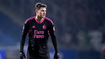 Santiago Giménez durante un partido con el Feyenoord en la Europa League.